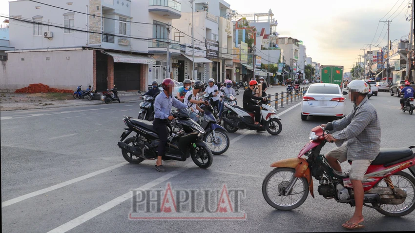 giao-thong-hai-ben-doc-cau-tran-hoang-na-12.jpg