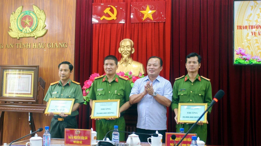 Khen thưởng lực lượng giải cứu phó giám đốc 1 công ty bị bắt cóc ở Hậu Giang