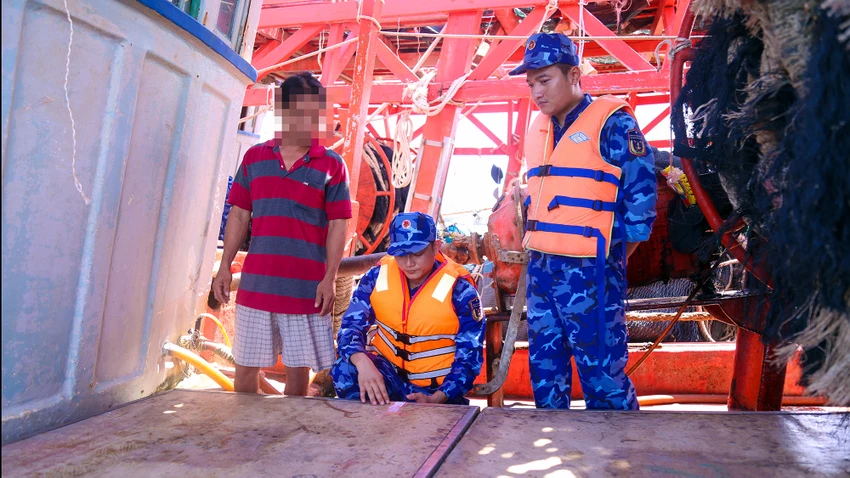 Vùng Cảnh sát biển 4 bắt 2 tàu chở dầu lậu trên biển
