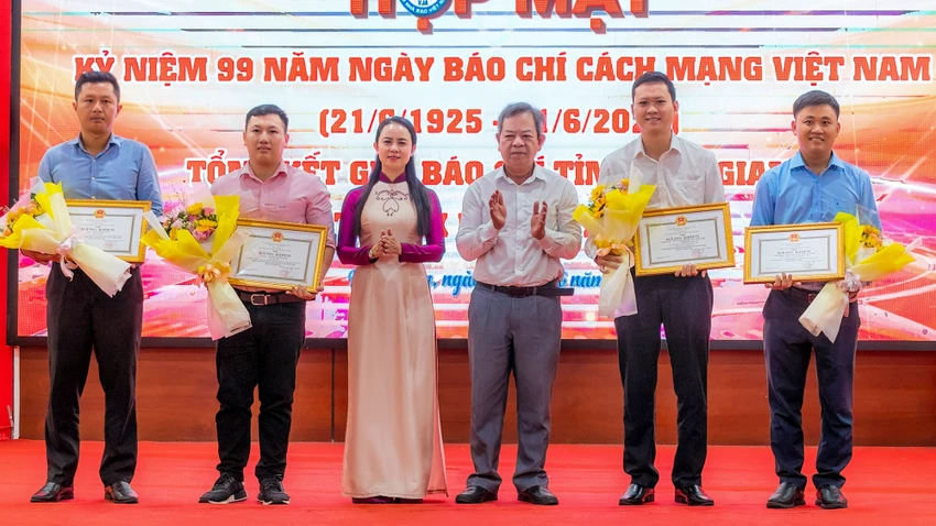 hop-mat-bao-chi-tinh-hau-giang-4.jpg