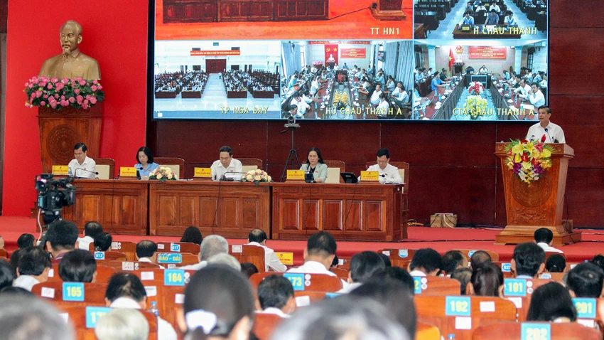 chu-tich-quoc-hoi-tiep-xuc-cu-tri-tinh-hau-giang-19.jpg