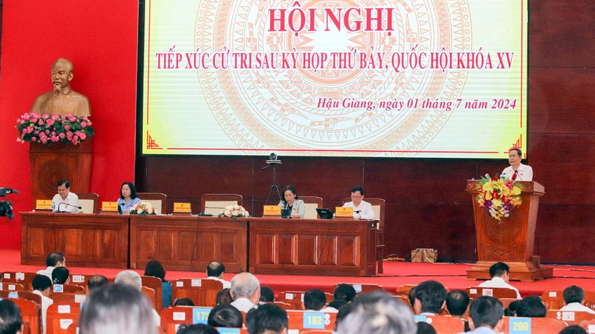 chu-tich-quoc-hoi-tiep-xuc-cu-tri-tinh-hau-giang-27.jpg