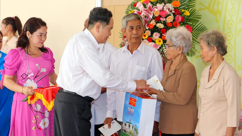 ong-tran-thanh-man-trao-qua-tinh-hau-giang-11.jpg
