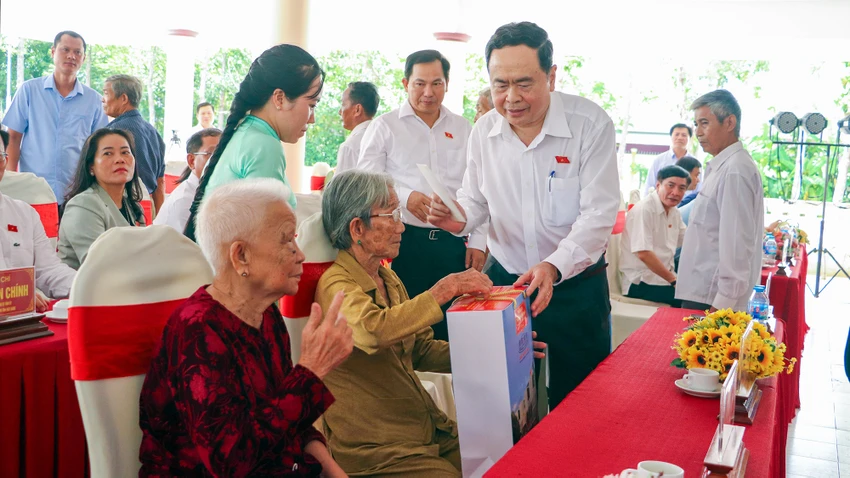 ong-tran-thanh-man-trao-qua-tinh-hau-giang-13.jpg