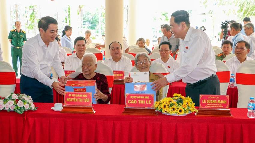 ong-tran-thanh-man-trao-qua-tinh-hau-giang-15.jpg