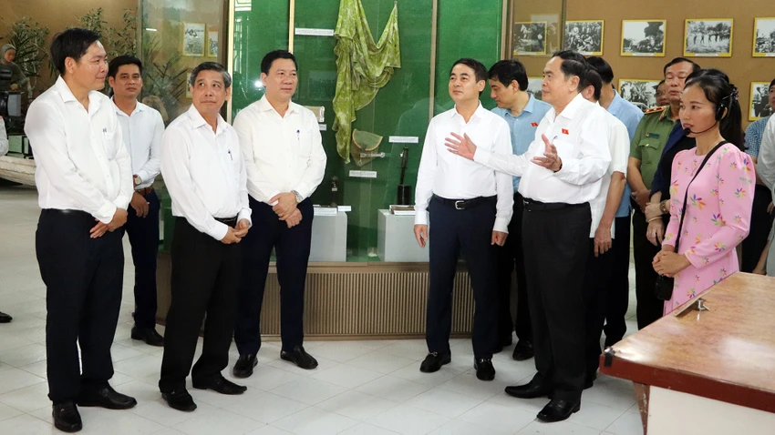 ong-tran-thanh-man-trao-qua-tinh-hau-giang-5.jpg
