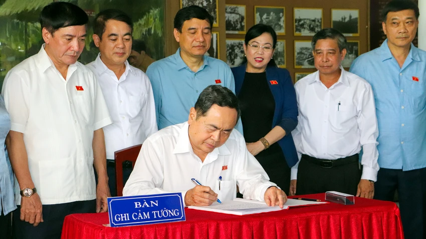 ong-tran-thanh-man-trao-qua-tinh-hau-giang-6.jpg