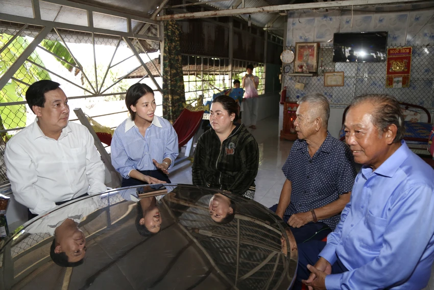 cung-ngu-dan-thap-sang-den-tren-bien-tinh-kien-giang-2.jpg