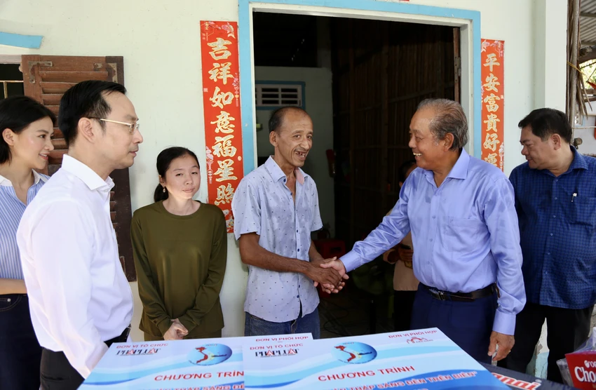 cung-ngu-dan-thap-sang-den-tren-bien-tinh-kien-giang-3.jpg
