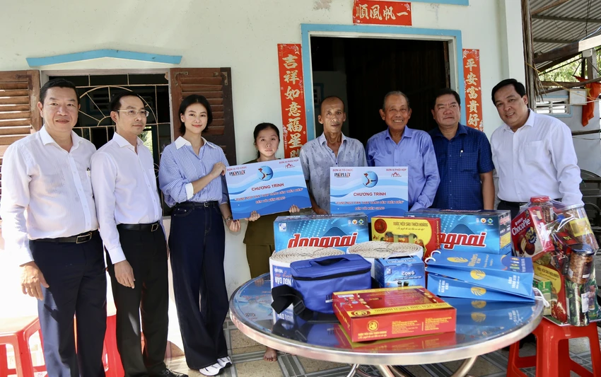 cung-ngu-dan-thap-sang-den-tren-bien-tinh-kien-giang-7.jpg