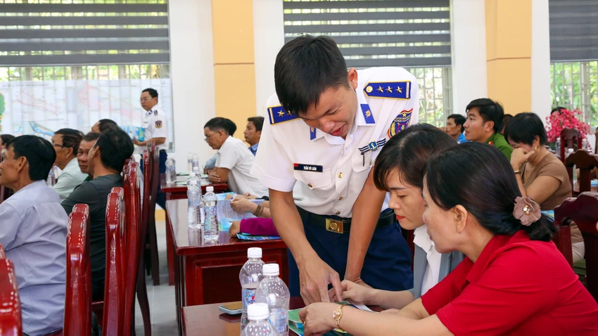 Vùng cảnh sát biển 4 phổ biến pháp luật về chống khai thác IUU cho ngư dân
