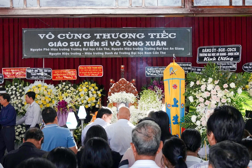 Nhiều địa phương, trường đại học viếng GS-TS Võ Tòng Xuân