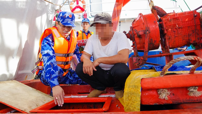 Vùng Cảnh sát biển 4 bắt tàu vận chuyển hơn 70.000 lít dầu lậu