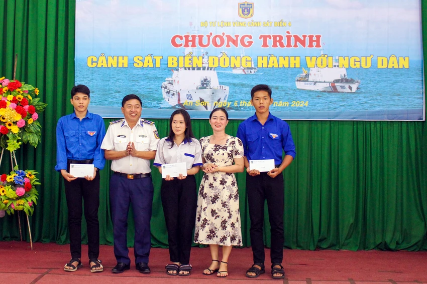 Vùng Cảnh sát biển 4 đồng hành cùng bà con xã đảo An Sơn