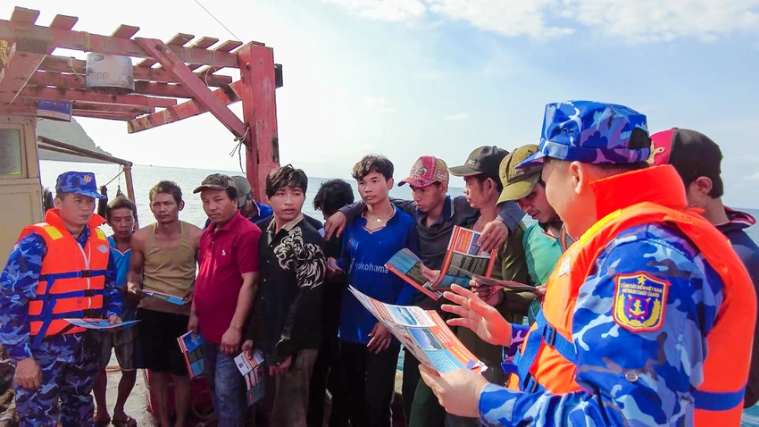canh-sat-bien-tuyen-truyen-phap-luat-tinh-kien-giang.jpg
