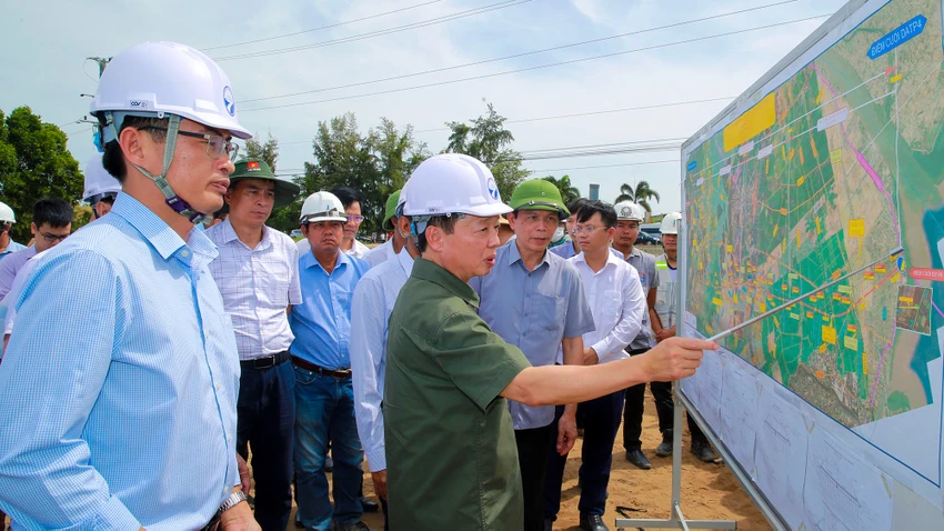 VPG_pho-thu-tuong-tran-hong-ha-kiem-tra-cao-toc-tinh-hau-giang-2.jpg