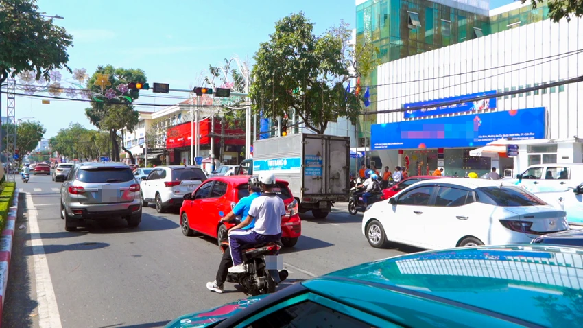Ngày 8-1, nhiều tài xế lưu thông trên đại lộ Hòa Bình (quận Ninh Kiều, TP Cần Thơ) bày tỏ ngại chạy qua đèn vàng nhấp nháy vì sợ bị phạt nặng theo Nghị định 168/2024