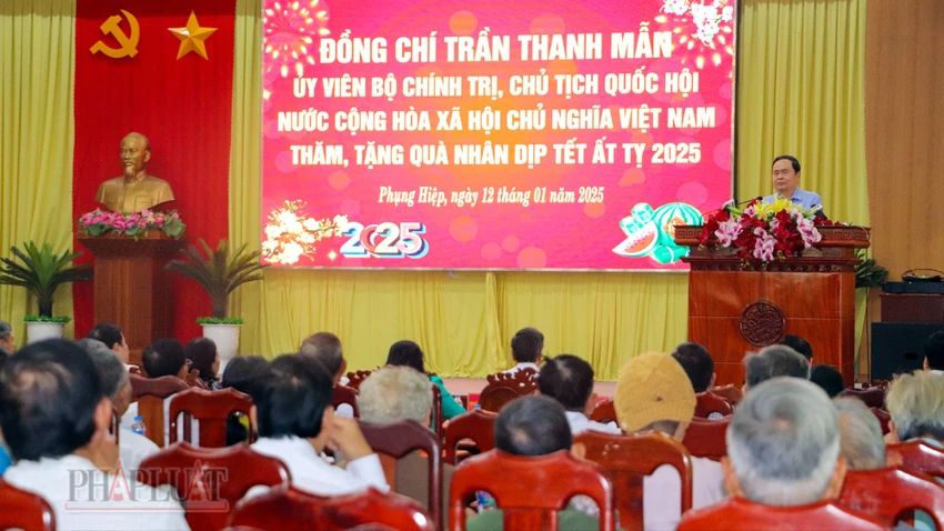 chu-tich-quoc-hoi-tran-thanh-man-tang-qua-tet-tinh-hau-giang-18.jpg