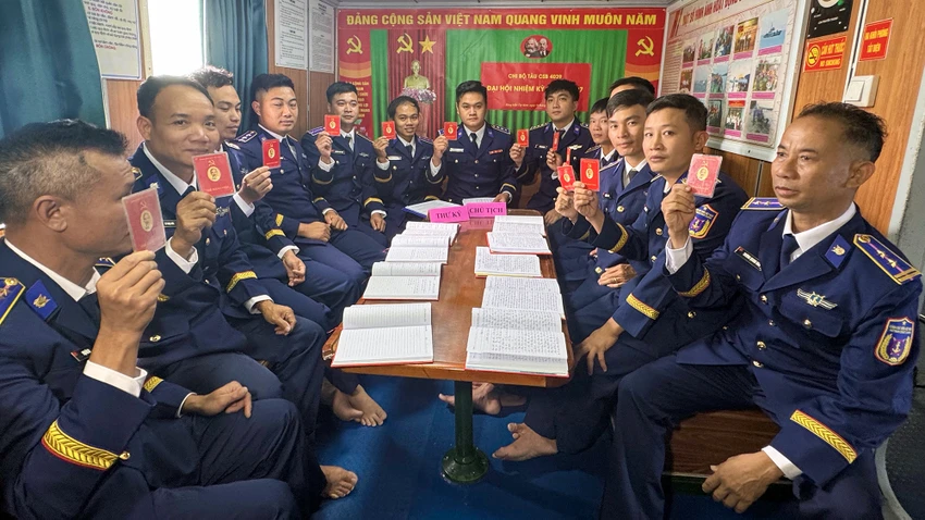 Các Tàu Cảnh sát biển tổ chức Đại hội chi bộ trên biển