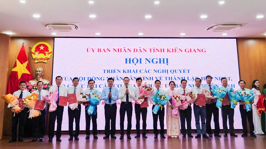 Tỉnh Kiên Giang công bố các Quyết định về công tác cán bộ