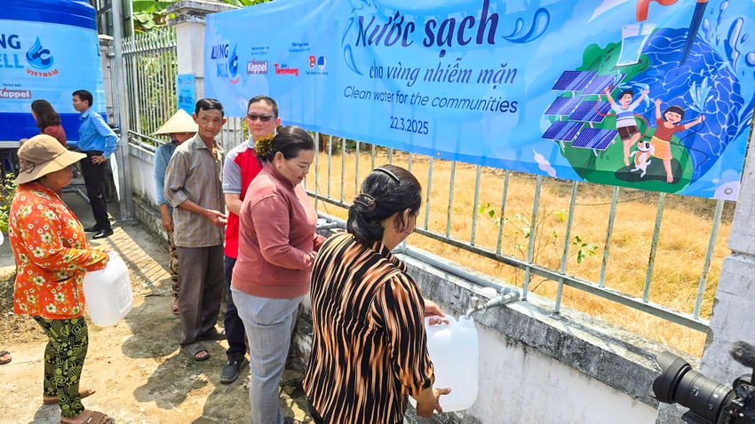 Tặng máy lọc nước nhiễm mặn dùng năng lượng mặt trời cho người dân vùng nhiễm mặn tỉnh Hậu Giang