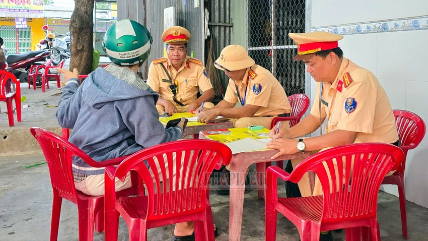 csgt-tp-can-tho-di-vao-duong-cam-1.jpg