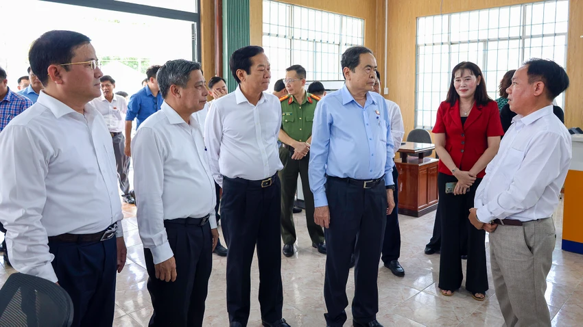 chu-tich-quoc-hoi-tran-thanh-man-tiep-xuc-cu-tri-xa-vi-thuy-23.jpg