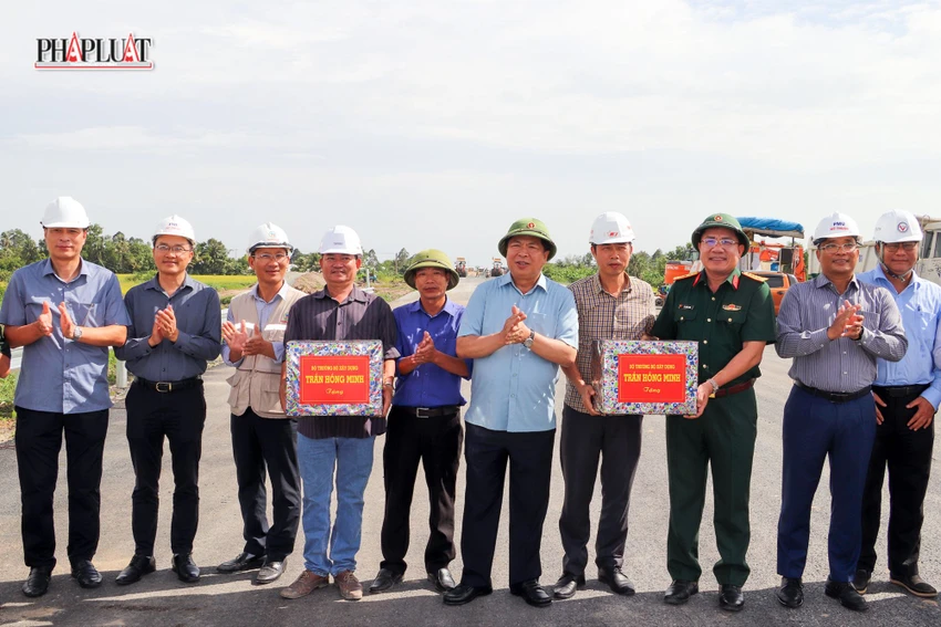 Bộ trưởng Bộ xây dựng kiểm tra cao tốc Cần Thơ - Cà Mau
