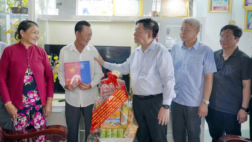 ong-nguyen-trong-nghia-lam-viec-dac-khu-kien-hai-1.jpg