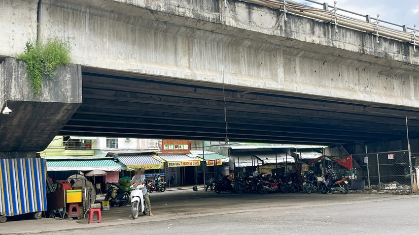 Nhiều gầm cầu ở Cần Thơ bị chiếm dụng làm nơi đỗ xe, làm bãi rác