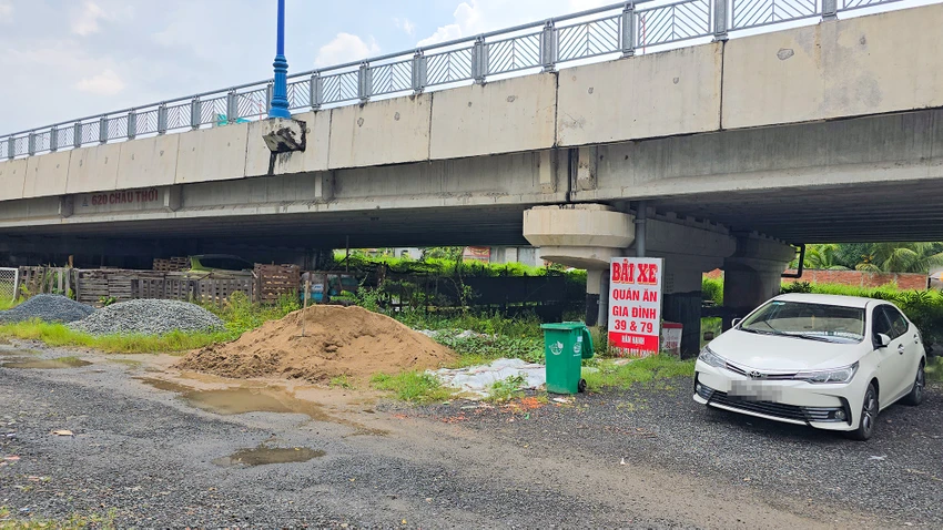Nhiều gầm cầu ở Cần Thơ bị chiếm dụng làm nơi đỗ xe, làm bãi rác