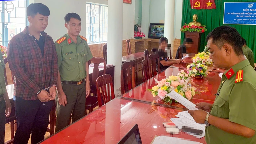 cong-an-an-giang-to-chuc-xuat-canh-danh-bac.jpg