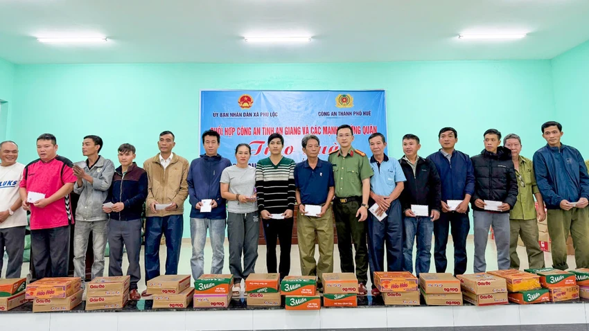 cong-an-an-giang-cuu-tro-4.jpg