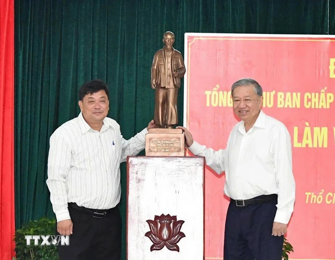 1911-tong-bi-thu-tham-dao-tho-chau-an-giang-3.jpg