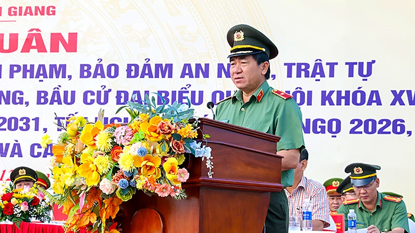 cong-an-an-giang-ra-quan-1.jpg