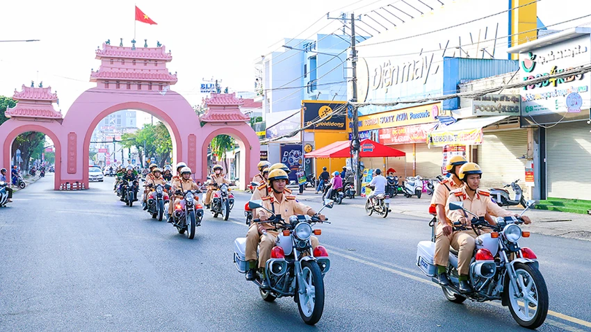 cong-an-an-giang-ra-quan-2.jpg