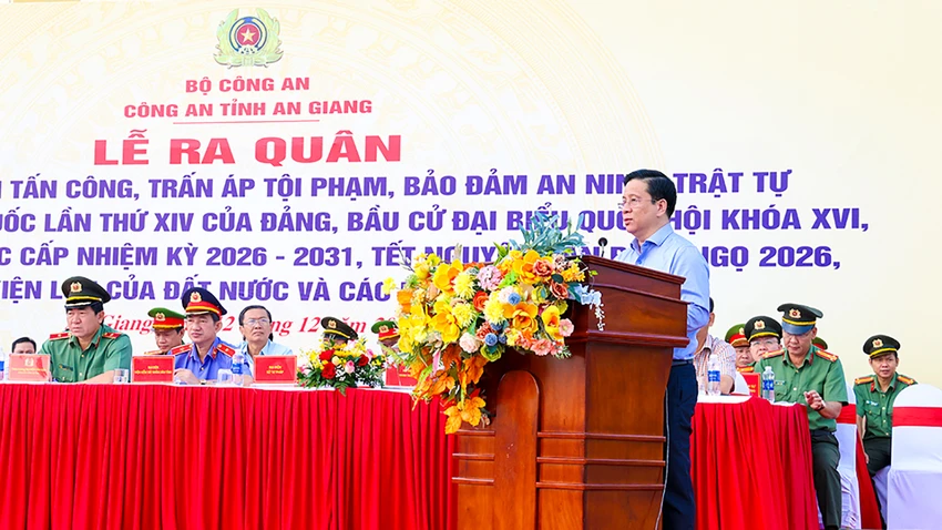 cong-an-an-giang-ra-quan-3.jpg