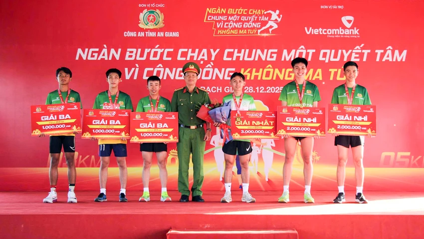 cong-an-an-giang-giai-chay-ma-tuy-7.jpg