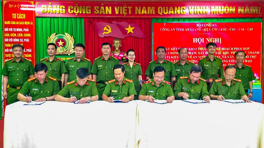 cong-an-an-giang-ky-ket-1.jpg