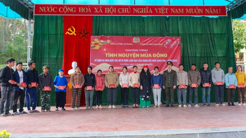 cong-an-an-giang-trang-qua-1.jpg