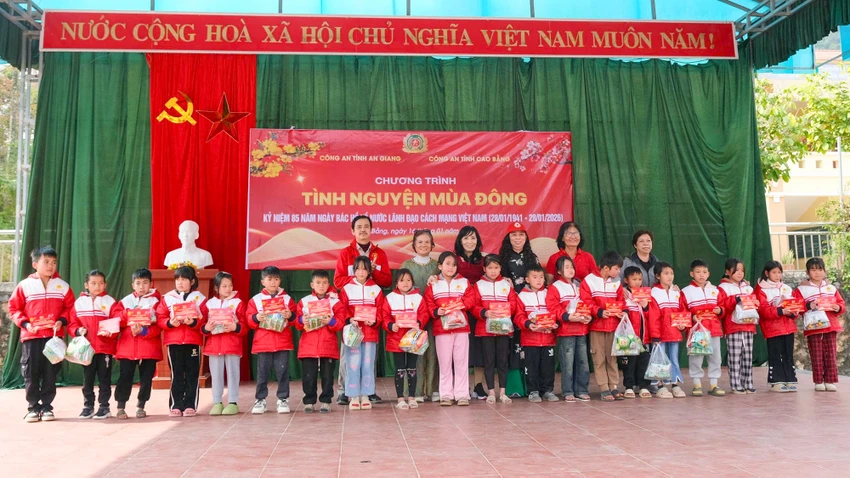 cong-an-an-giang-trang-qua-2.jpg