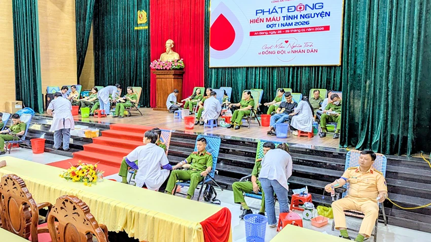 cong-an-an-giang-hien-mau-1.jpg