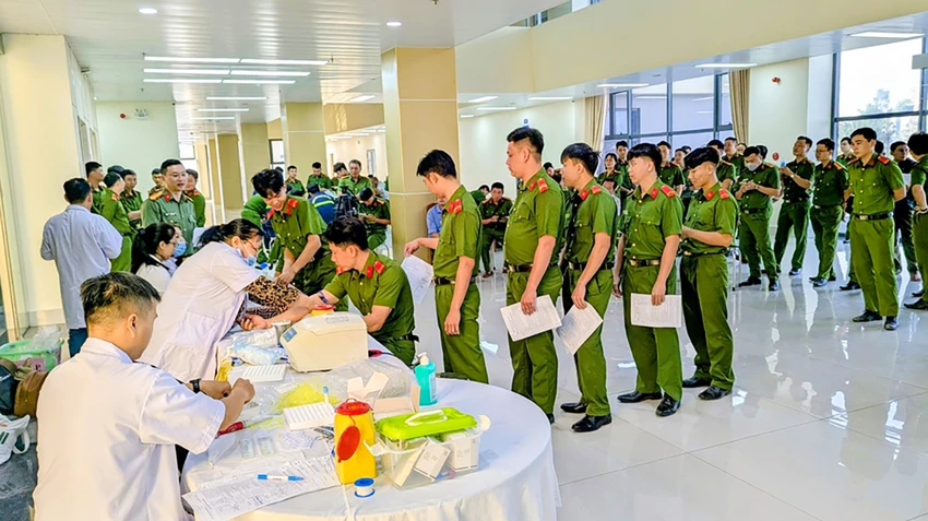 cong-an-an-giang-hien-mau-2.jpg