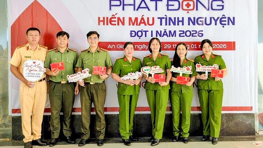 cong-an-an-giang-hien-mau-4.jpg