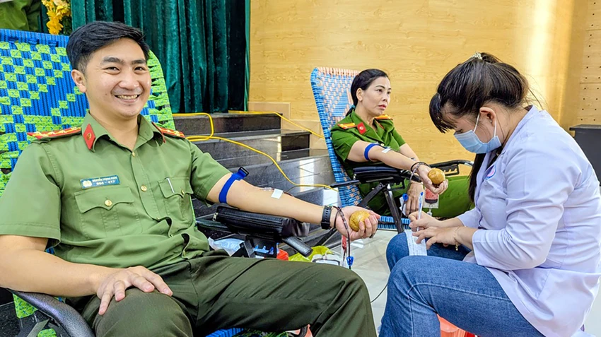 cong-an-an-giang-hien-mau-5.jpg