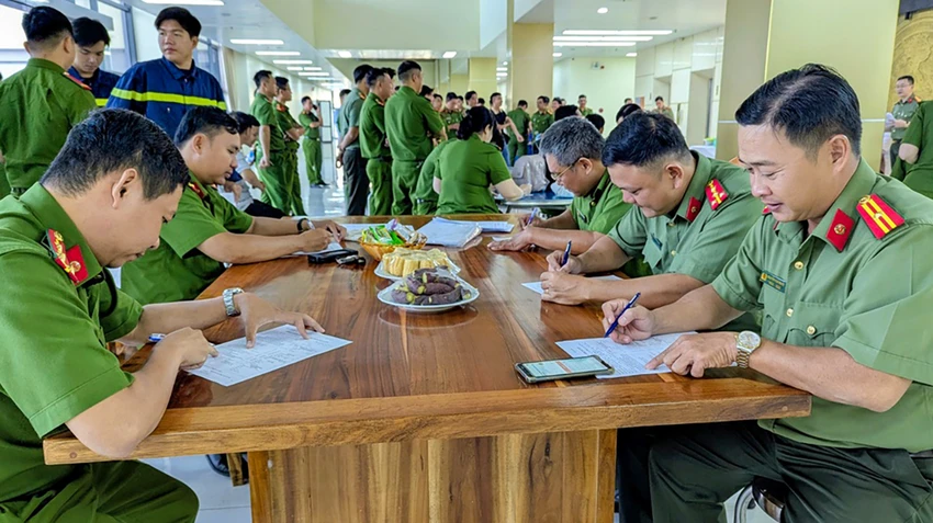 cong-an-an-giang-hien-mau-6.jpg