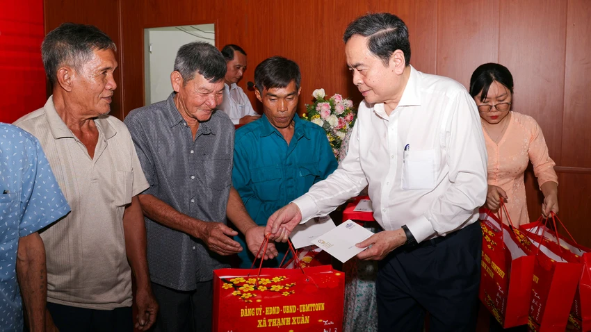 chu-tich-quoc-hoi-tran-thanh-man-chu-tet-can-tho-2.jpg