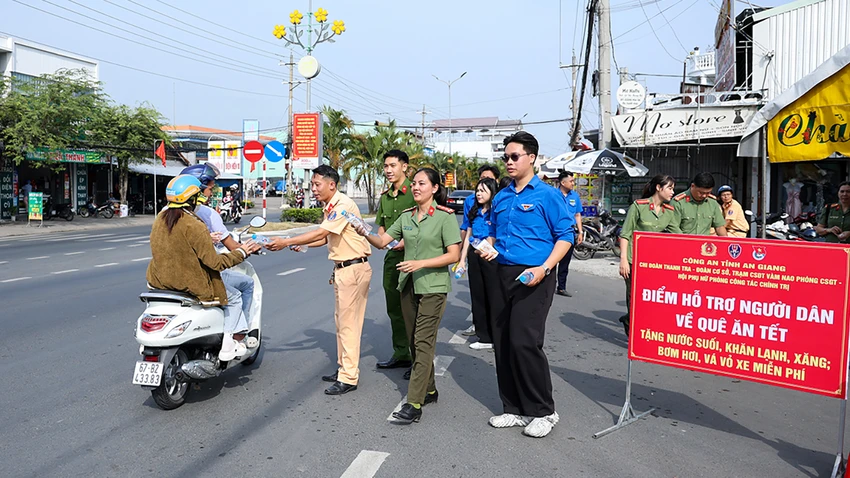 cong-an-an-giang-ve-que-an-tet-1.jpg