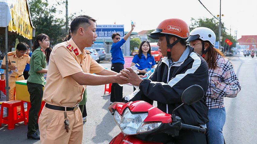 cong-an-an-giang-ve-que-an-tet-2.jpg