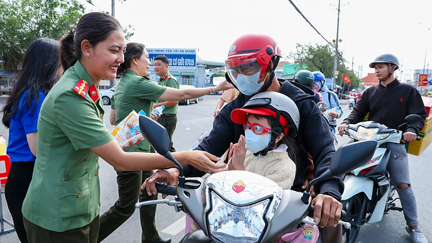 cong-an-an-giang-ve-que-an-tet-3.jpg